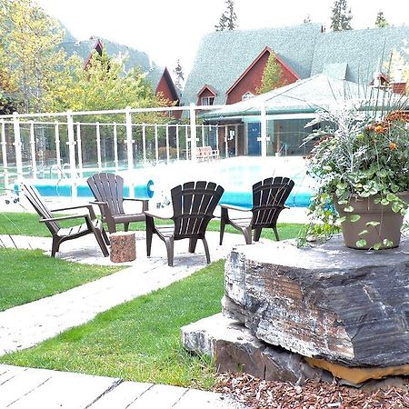 Fenwick Vacation Rentals Open Pool & Hot Tub Canmore Buitenkant foto