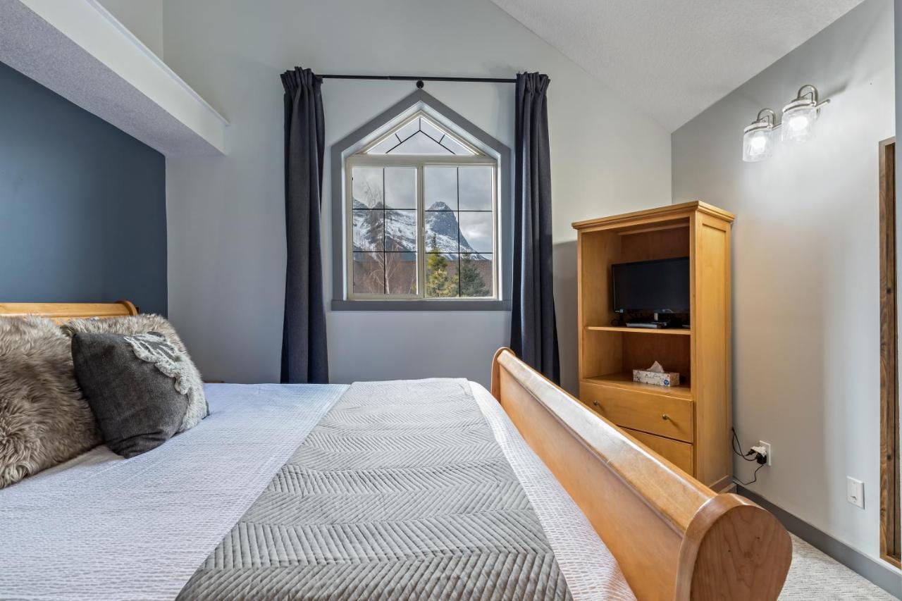 Fenwick Vacation Rentals Open Pool & Hot Tub Canmore Buitenkant foto