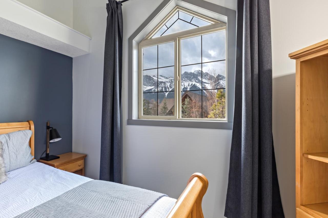 Fenwick Vacation Rentals Open Pool & Hot Tub Canmore Buitenkant foto